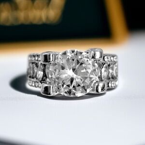 NWOT Crystal Rhinestone Ring Round Crystal Love Ring Jewelry Size 7